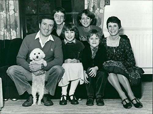 Реколта снимка на английския художник естрада Рой Касла със семейството си в груповата снимка