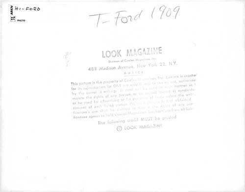Реколта снимка Ford Model T на една поляна.