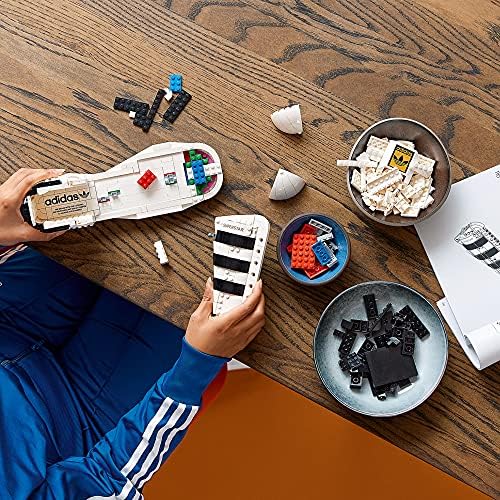 Конструктор LEGO Adidas Originals Superstar 10282; Събира и продемонстрируй култови маратонки; Новост 2021