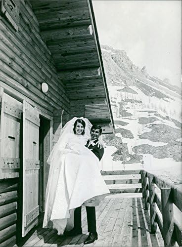 Винтажную снимка Мариел Гойтшель носеше нейният съпруг.Снимка е направена на 5 май 1966 г.