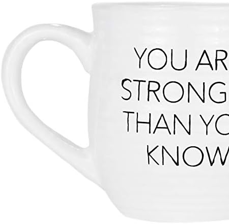 Amici Home - Кафеена чаша Ти си по-силен, отколкото си мислиш, 6 инча L / 4,25 инча W / 4,5 инча H, 20 грама, Керамика, Черни букви върху бяла чаша за кафе / чай, може да се използва в м