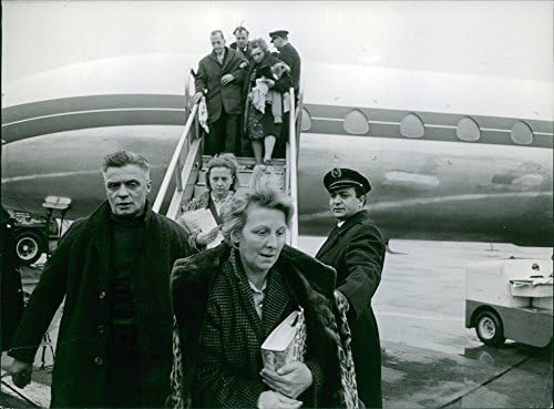 Реколта снимка оцелели след инцидента с круизным лайнера Лакония, които слизат от самолета.Настъргват - януари 1964