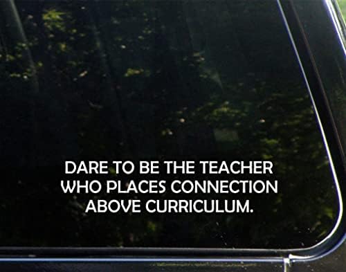 Смея да бъде Учител, Който Поставя Връзката по-Горе Учебната програма за автомобили Забавно Автомобили Vinyl Броня Стикер, Стикер на Прозореца | Бял | 8,75 инча