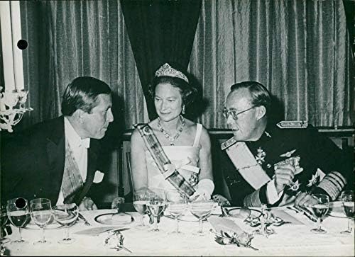 Принц Бернард, принцеса Жозефин Шарлот и принц Клаус - Винтажное снимки за пресата