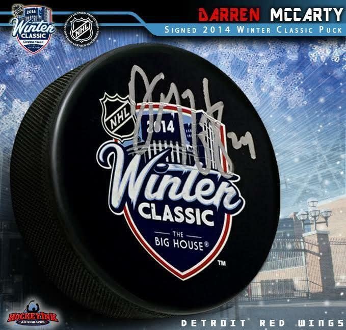Дарън Маккарти подписа сувенири шайбата Detroit Red Wings Winter Classic 2014 - за миене на НХЛ с автограф